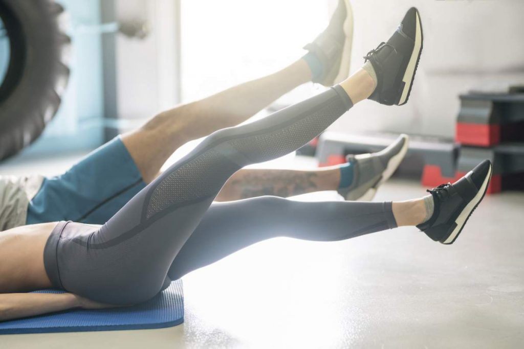 حرکات ورزشی برای کشیده شدن پاها که با انجام آن پاهای شما بلندتر به نظر می رسد