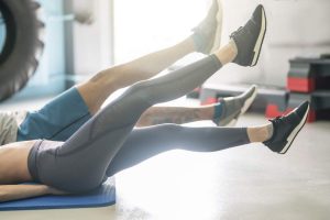 حرکات ورزشی برای کشیده شدن پاها که با انجام آن پاهای شما بلندتر به نظر می رسد