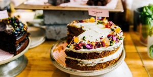 برای تزیین روی کیک از چی استفاده کنیم؟ 21 ایده‌ی جذاب تزیین کیک