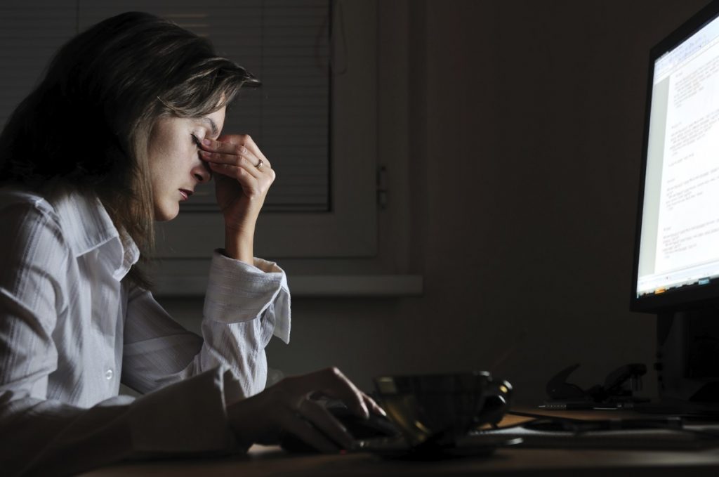 عوارض شب بیداری و روز خوابی که بهتر است جدی بگیریم!