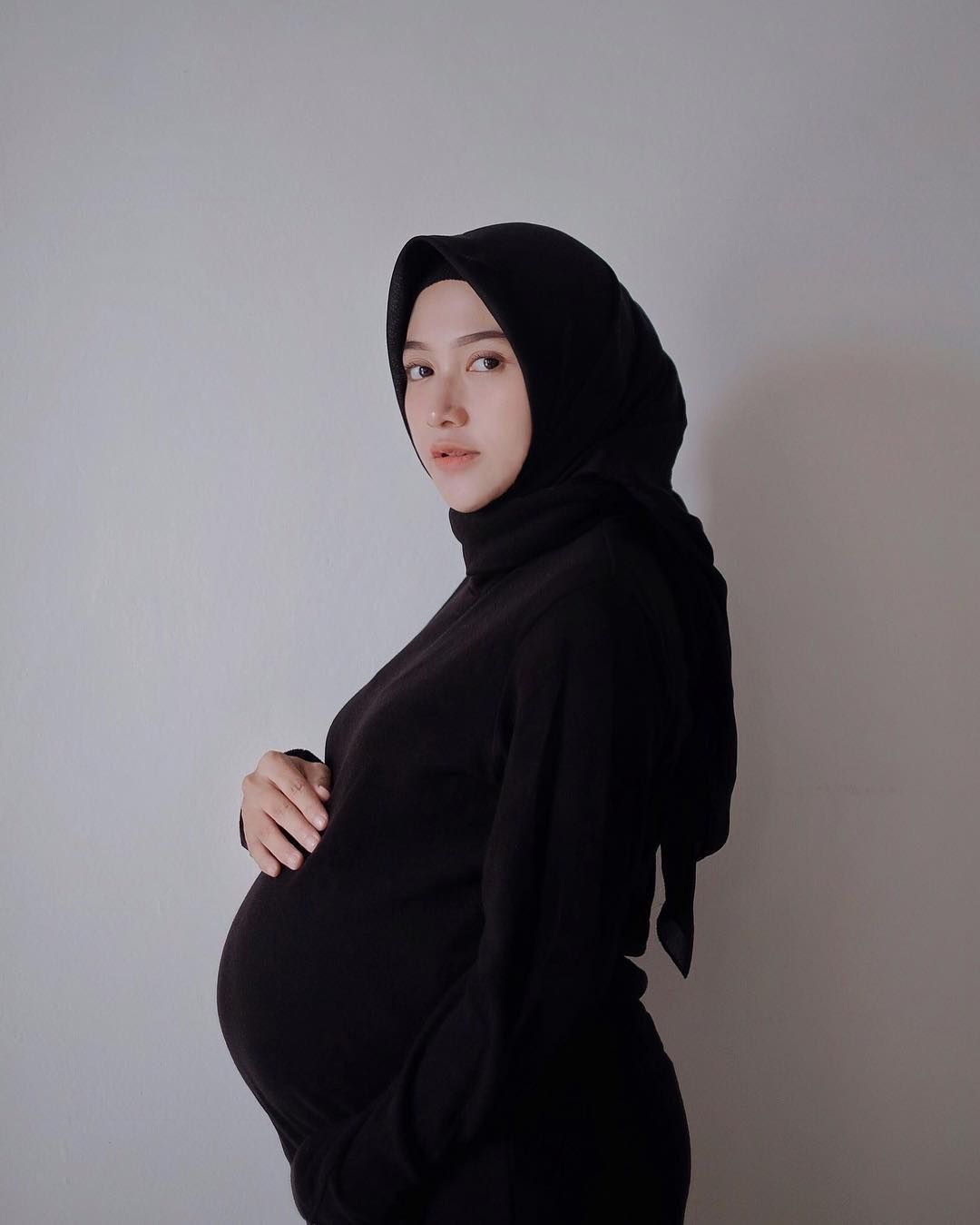 ژست عکس دو نفره باحجاب دوران بارداری