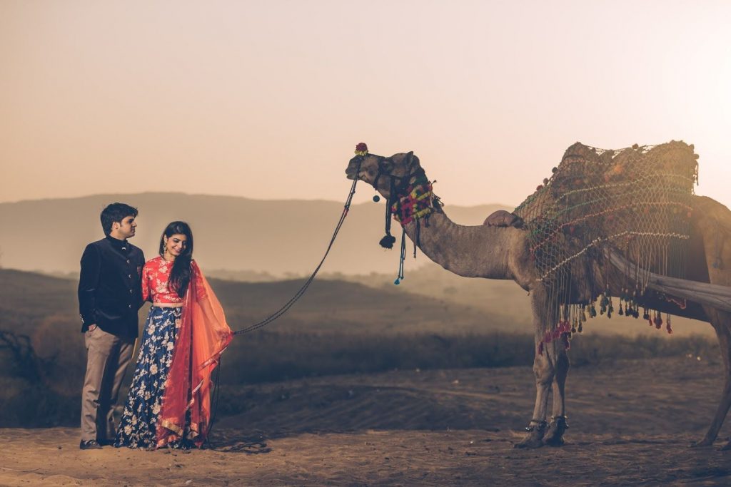 ژست عکس دونفره در کویر (زیبا، عاشقانه و اسپرت) + نکاتی برای گرفتن عکس های زیبا در کویر