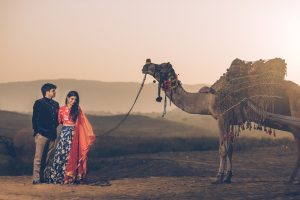 ژست عکس دونفره در کویر (زیبا، عاشقانه و اسپرت) + نکاتی برای گرفتن عکس های زیبا در کویر