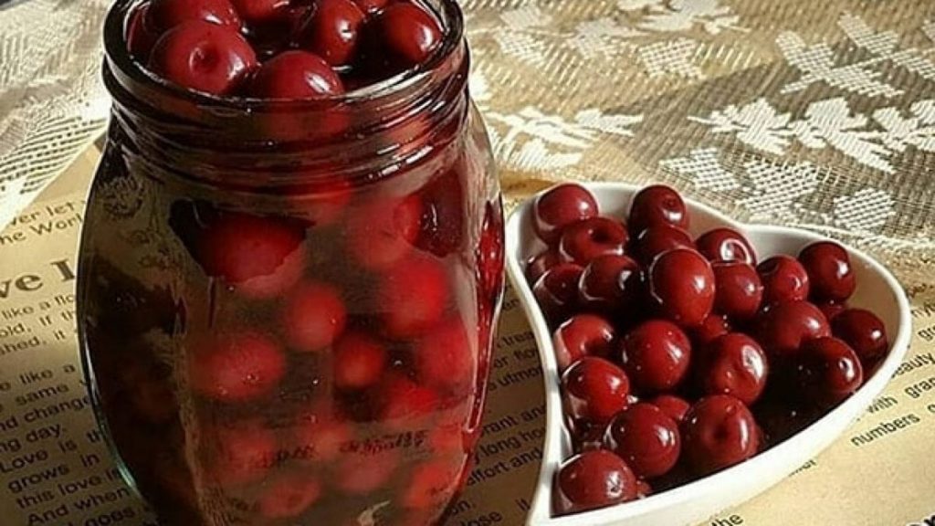 طرز تهیه ترشی آلبالو نپخته خوشمزه و خوشرنگ در خانه با ماندگاری بالا