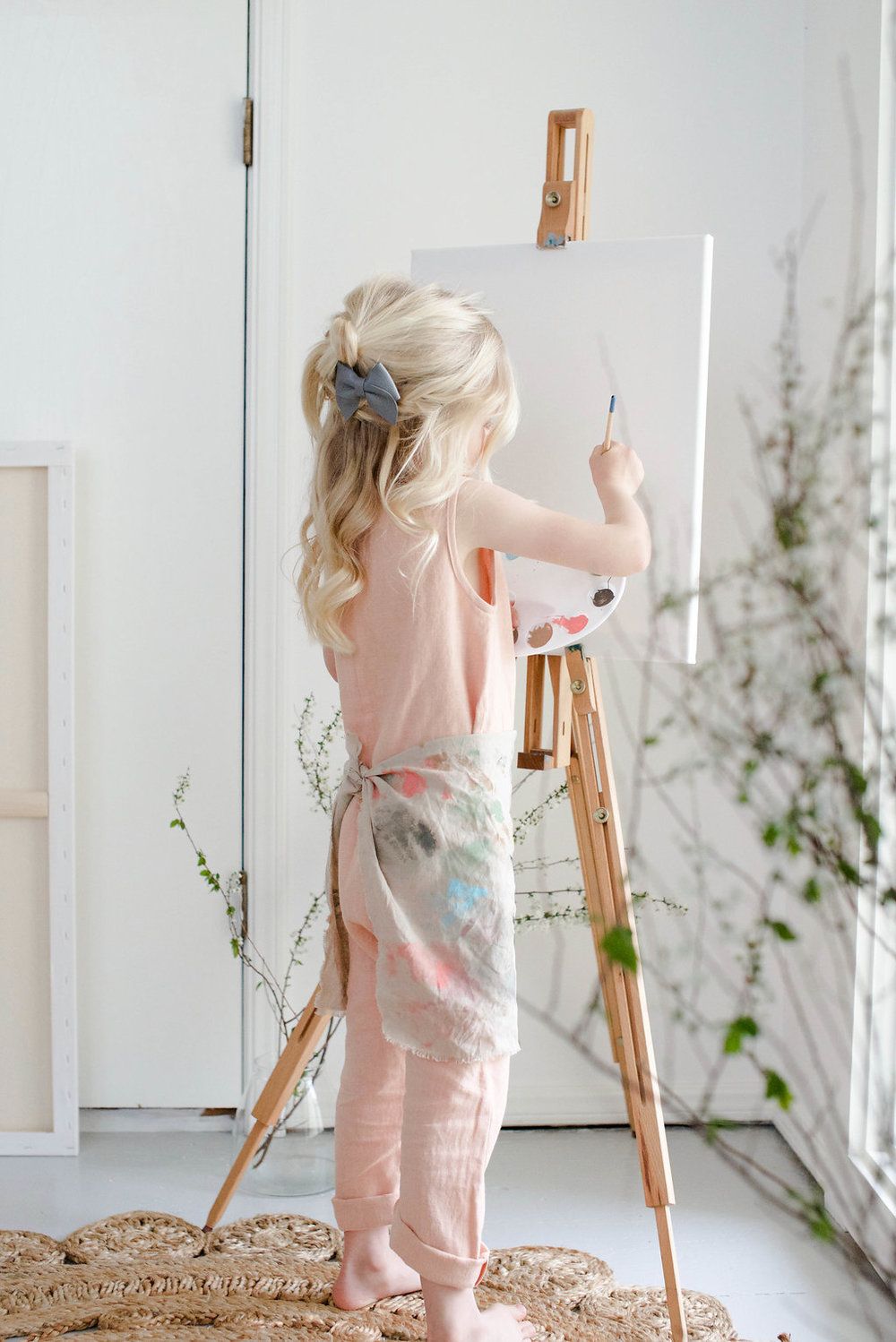 عکس جذاب دختر در حال نقاشی