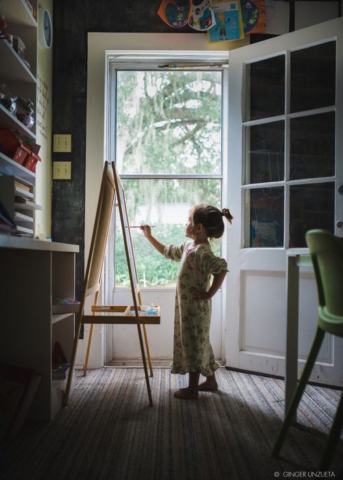 عکس جذاب دختر در حال نقاشی