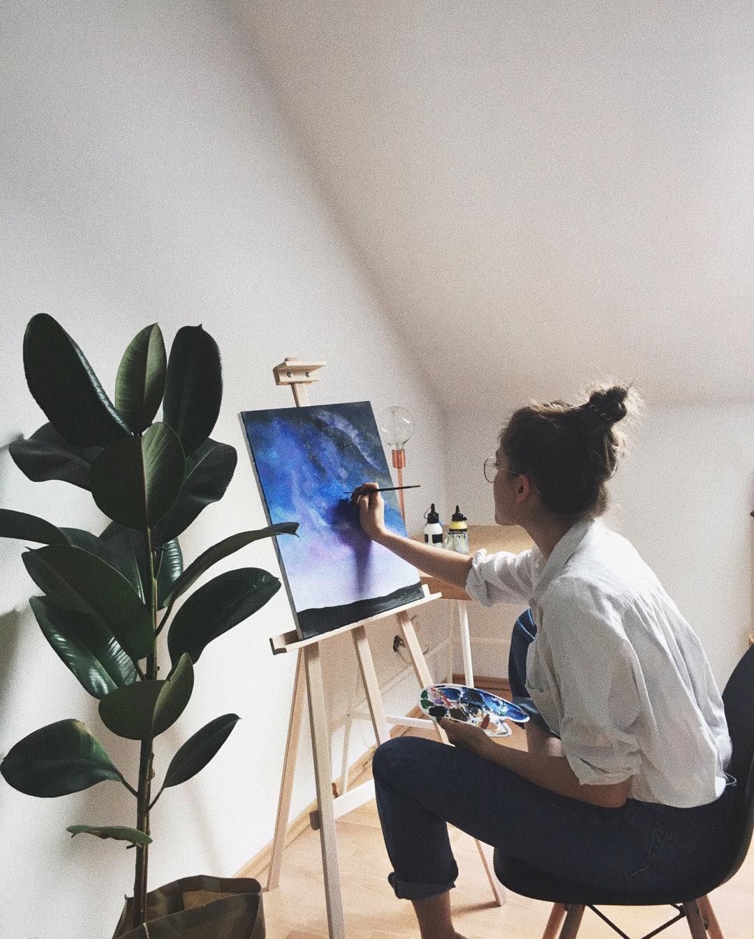 عکس دختر در حال نقاشی کشیدن