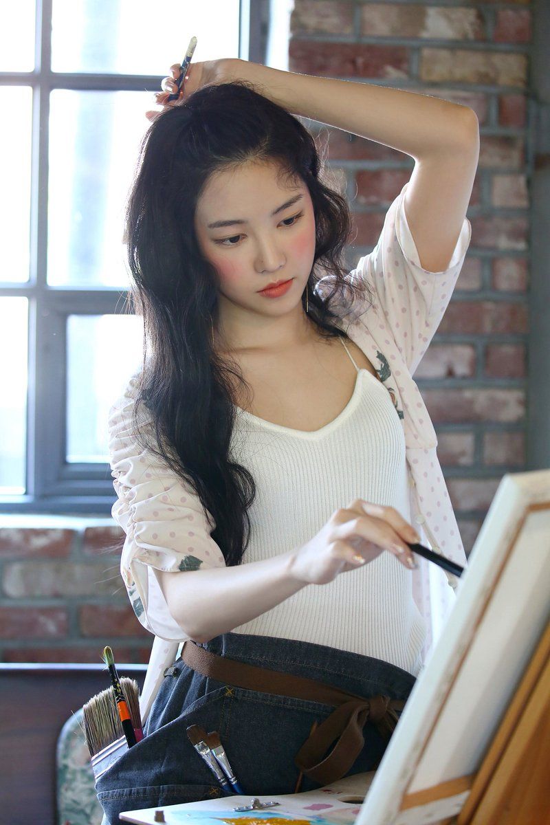 عکس دختر زیبا در حال نقاشی