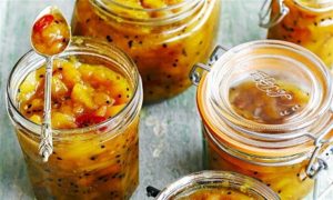 طرز تهیه ترشی انبه با هویج و روغن زیتون