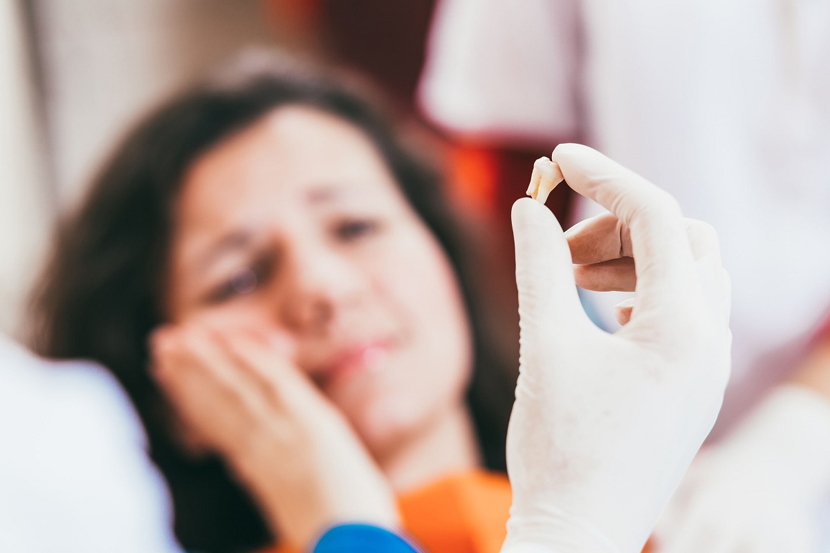 چگونه جلوی خونریزی دندان کشیده شده را بگیریم
