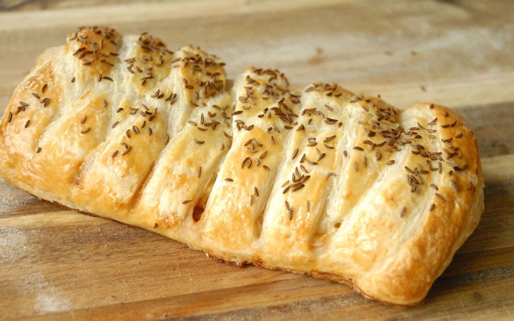 طرز تهیه اشترودل گوشت با خمیر هزارلا خوشمزه و فوری