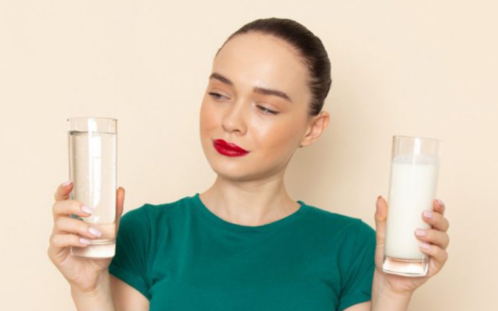 تفاوت شیر یا آب در کیک (کیک با اب بهتره یا شیر)