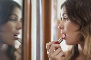 5 ترفند برای ماندگاری بیشتر رژ لب