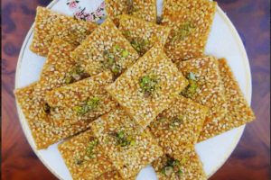 طرز تهیه سوهان کنجدی با عسل