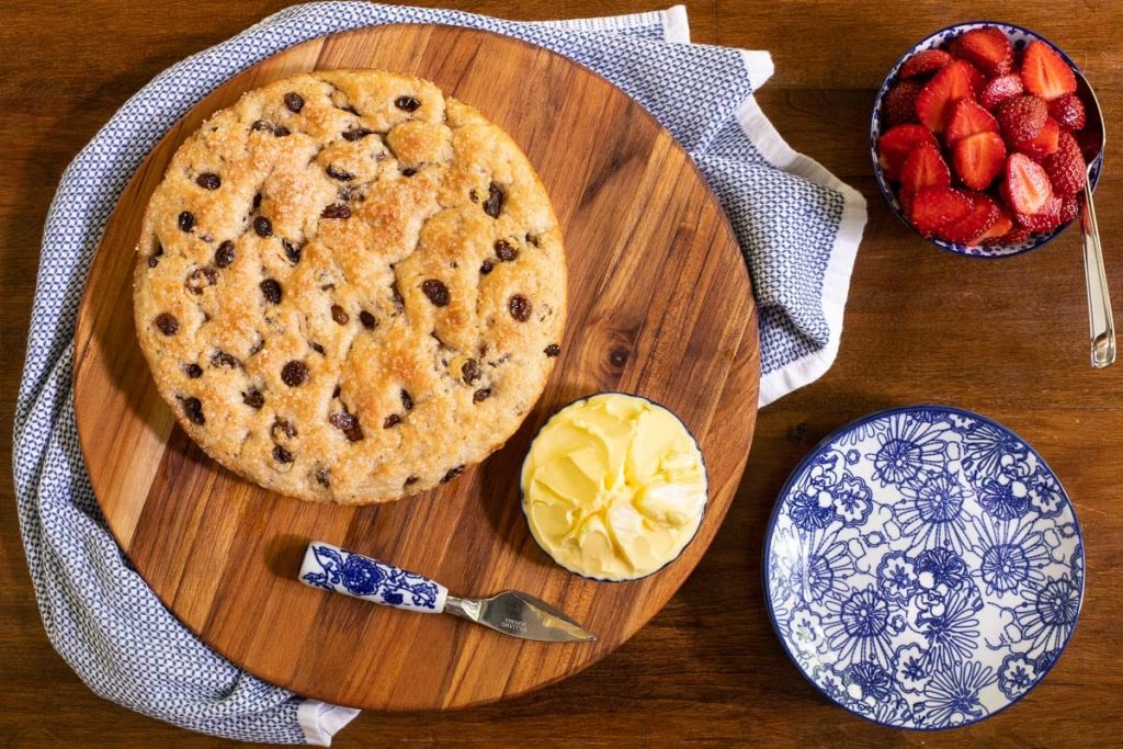 طرز پخت نان فوکاچیا با کشمش + نکات