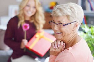 بهترین هدیه برای خانم های مسن و سن بالا چیست؟