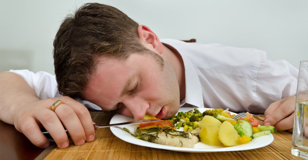 چرا بعد از غذا خوابم میگیره | علت احساس خستگی بعد از غذا