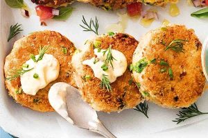 طرز تهیه کتلت سیب زمینی با تن ماهی و جعفری