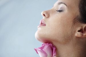 ایا گلاب پوست را تیره میکند