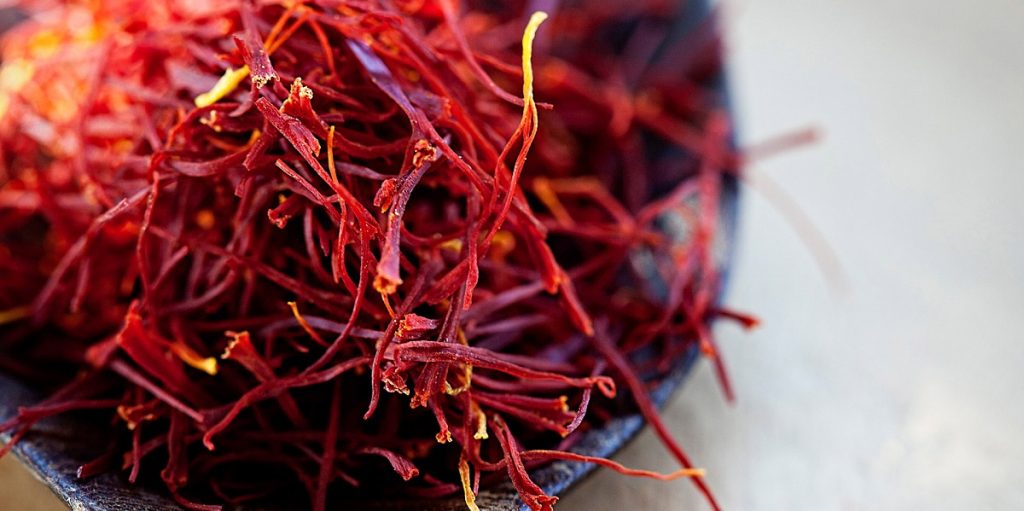 بهترین راه برای رنگ دادن زعفران