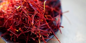 بهترین راه برای رنگ دادن زعفران