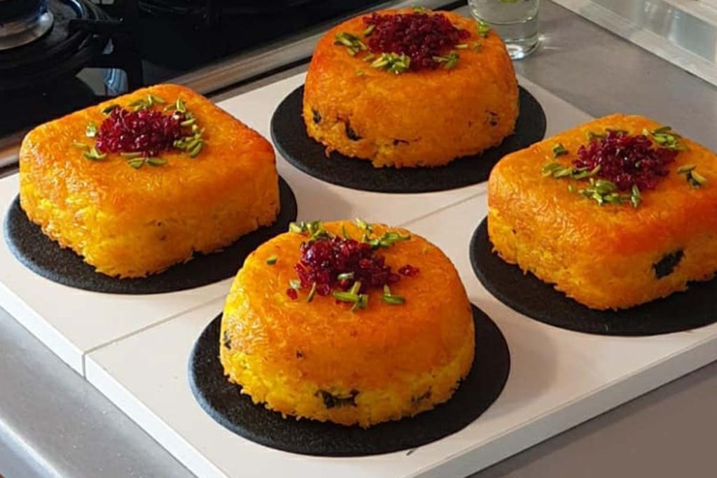 طرز تهیه ته چین اسفناج شمالی با مرغ و رب انار