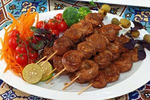 طرز تهیه جوجه ترش حلزونی با سیخ چوبی در تابه بصورت مرحله به مرحله