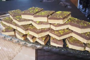 طرز تهیه حلوا دو رنگ مجلسی با کاکائو خانگی و خوشمزه