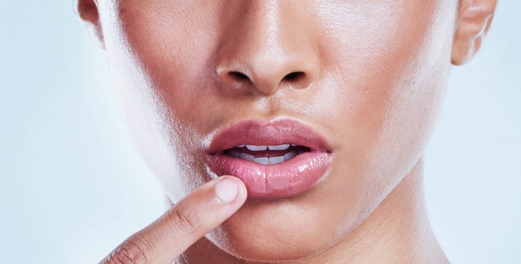 دلیل سیاه شدن رنگ لب ها