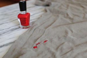 روش پاک کردن لکه لاک از لباس برای انواع جنس پارچه