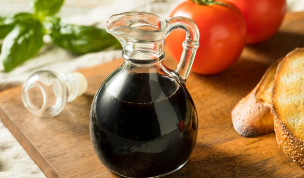 سرکه بالزامیک چیست (ترکیبات، کاربرد و نحوه مصرف آن در غذاها)