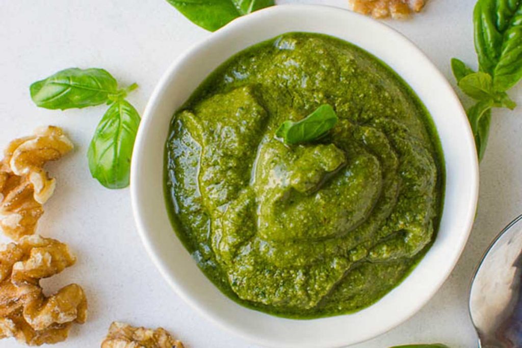 طرز تهیه سس پستو با گردو و ریحان بسیار خوشمزه و عالی