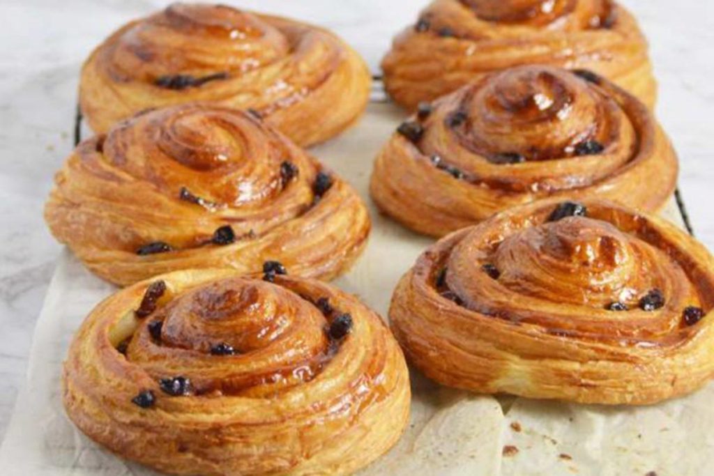 طرز تهیه شیرینی حلزونی کشمشی با دارچین