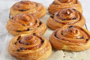 طرز تهیه شیرینی حلزونی کشمشی با دارچین