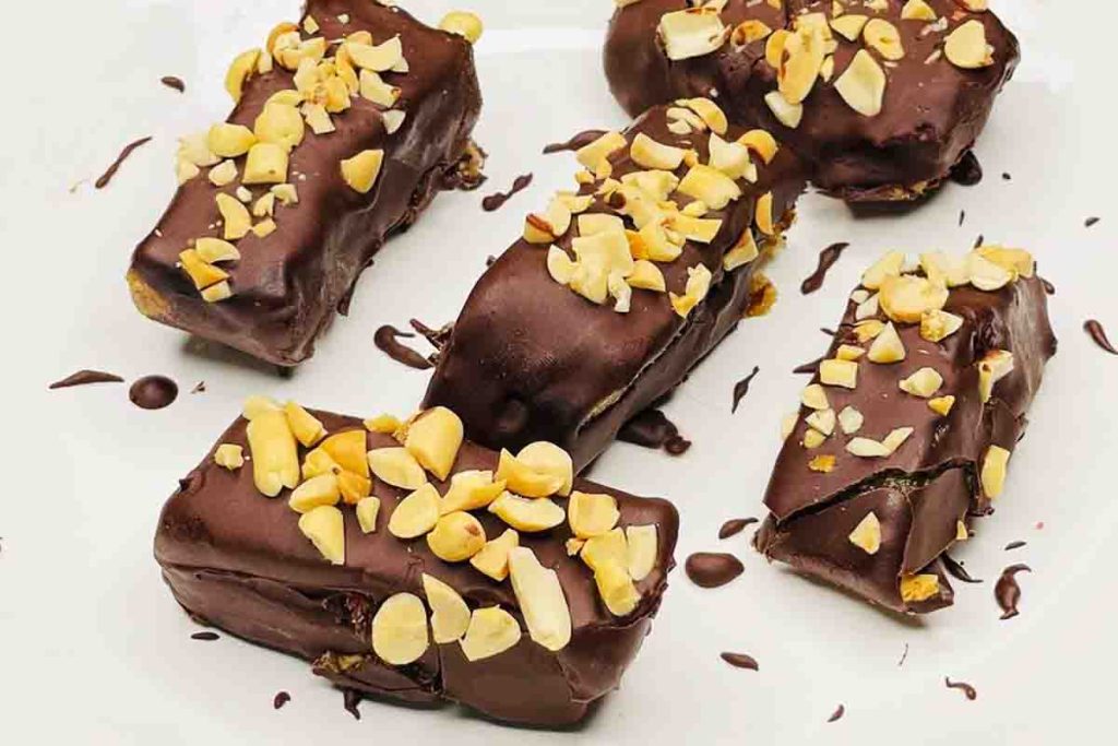 طرز تهیه اسنیکرز خانگی با خرما بدون نیاز به شکر خوشمزه و ساده