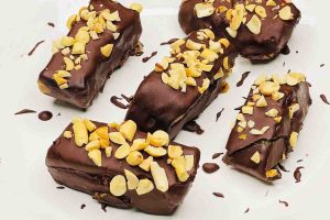 طرز تهیه اسنیکرز خانگی با خرما بدون نیاز به شکر خوشمزه و ساده