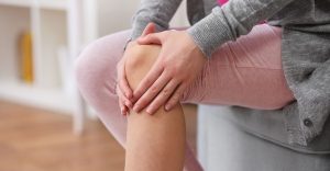 علت صدا دادن زانو هنگام راه رفتن چیست