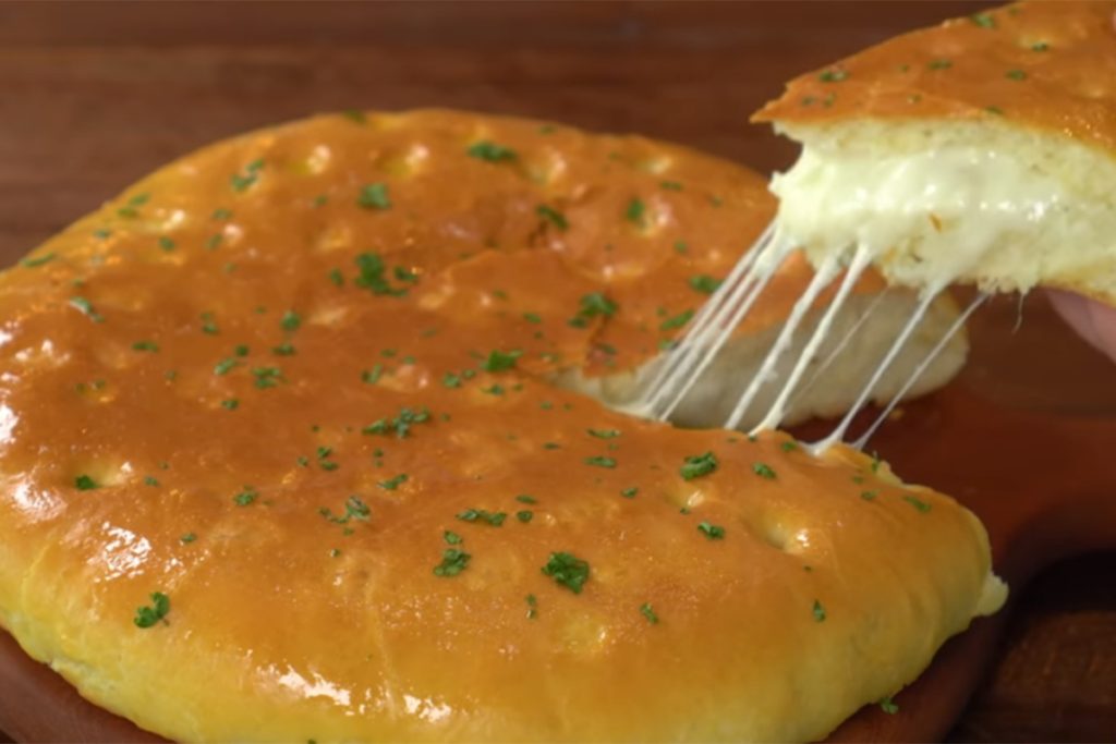 طرز تهیه نان سیب زمینی با خمیر مایه و پنیر پیتزا در فر