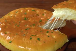 طرز تهیه نان سیب زمینی با خمیر مایه و پنیر پیتزا در فر