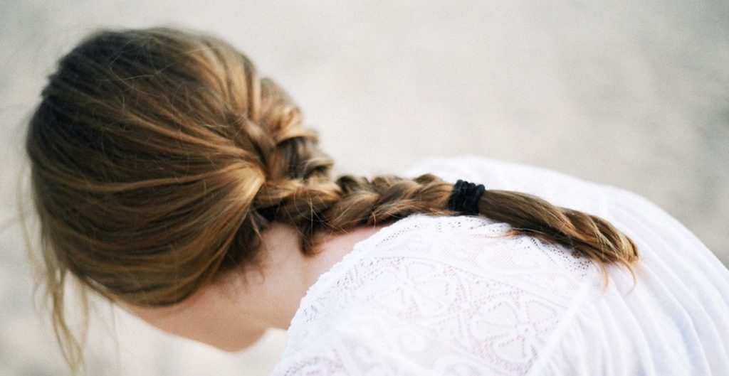هنگام خواب موها را چگونه ببندیم که آسیب نبینند؟