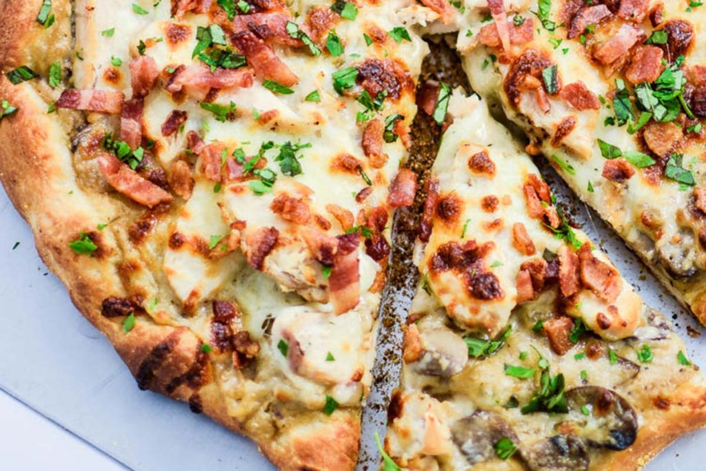 طرز تهیه پیتزا مرغ و قارچ خانگی خوشمزه با فر و بدون فر