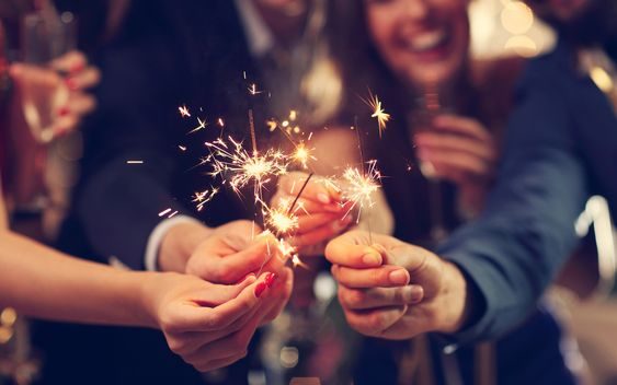 ژست عکس تولد ژست عکس دسته جمعی تولد با فشفشه