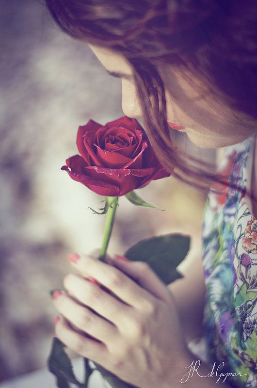 عکس دختر با گل زیبا برای پروفایل