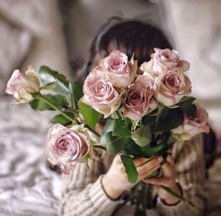 عکس دختر با گل برای پروفایل اینستاگرام