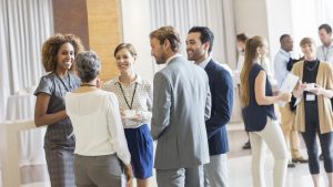 راه های مقابله با خجالت کشیدن از حرف زدن در جمع