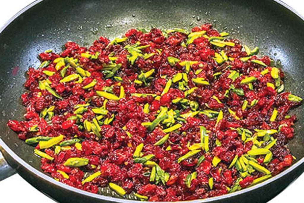 طرز تفت دادن زرشک با شکر به روش اصولی که خوشرنگ شود