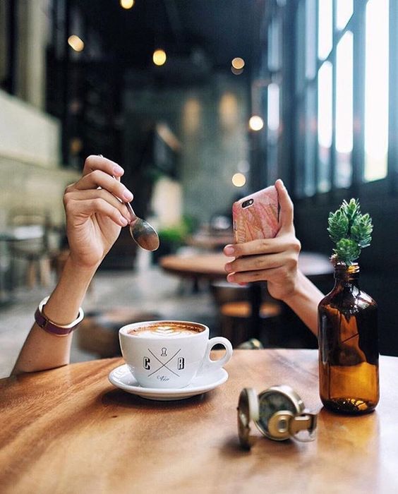 عکس زیبا دختر در کافی شاپ برای پروفایل