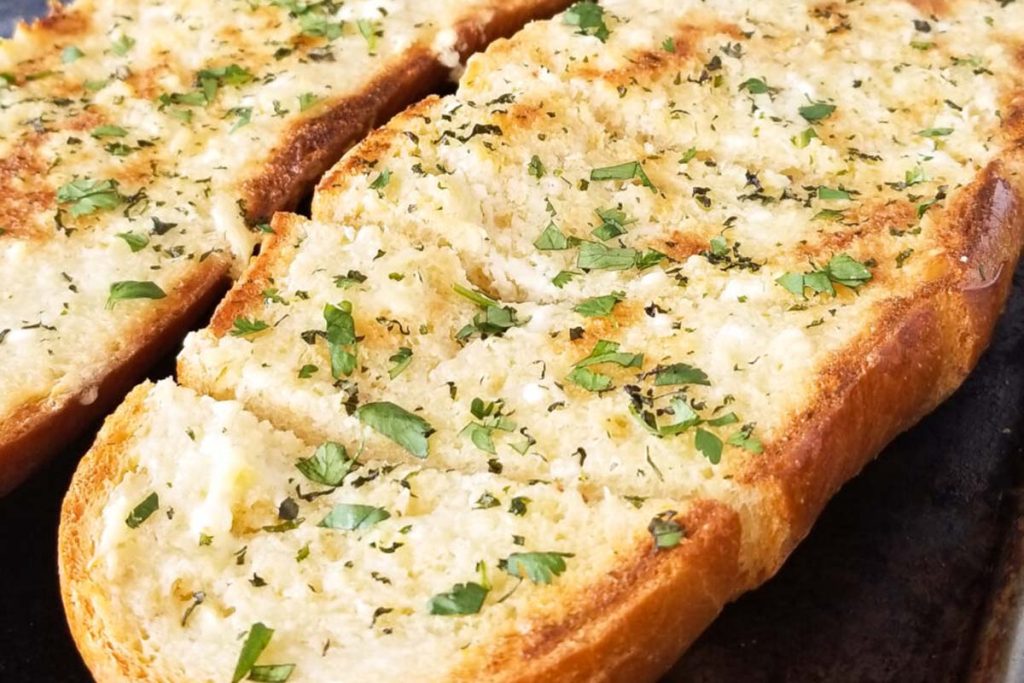 طرز تهیه نان سیر با نان باگت