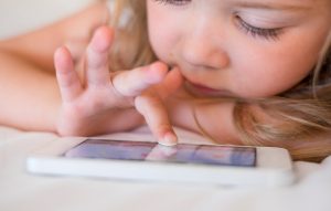 چگونه دسترسی کودکان به گوشی را محدود کنیم (آیفون و آیپد)