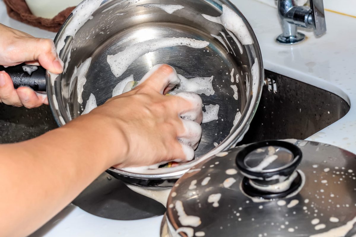 چگونه ظروف استیل را براق کنیم